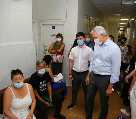 Леонид Огуль обсудил с руководством городской поликлиники в Астрахани способы повысить эффективность работы медучреждения с пациентами